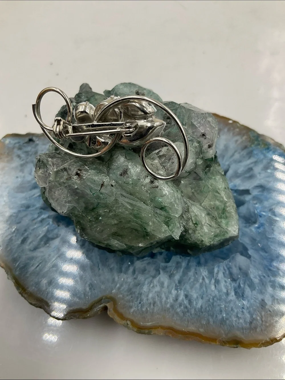 Vtg. White Milk Stone Silver Swirl Floral Brooch (2”Lx1”W)